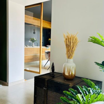 Aménagement intérieur avec miroir décoratif et mobilier design.webp